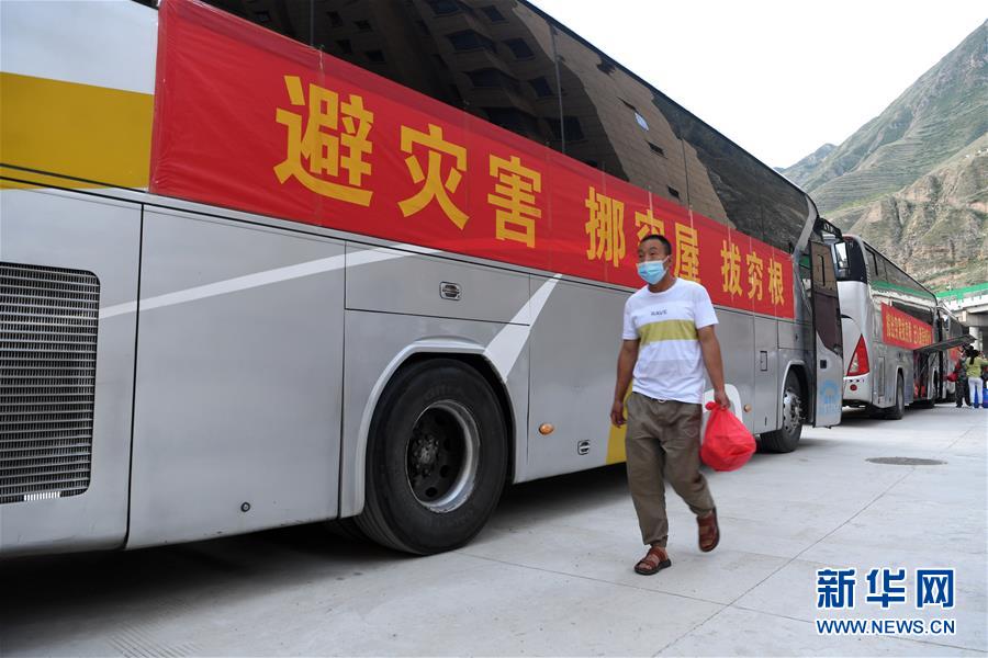 （新華全媒+）（17）千里“挪窩”，踏實(shí)開(kāi)啟新生活