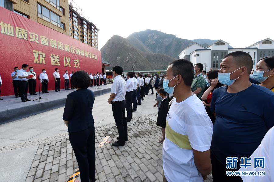 （新華全媒+）（15）千里“挪窩”，踏實(shí)開(kāi)啟新生活