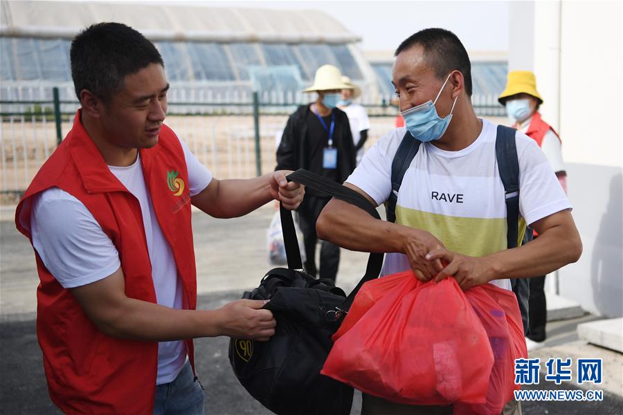 （新華全媒+）（21）千里“挪窩”，踏實(shí)開(kāi)啟新生活