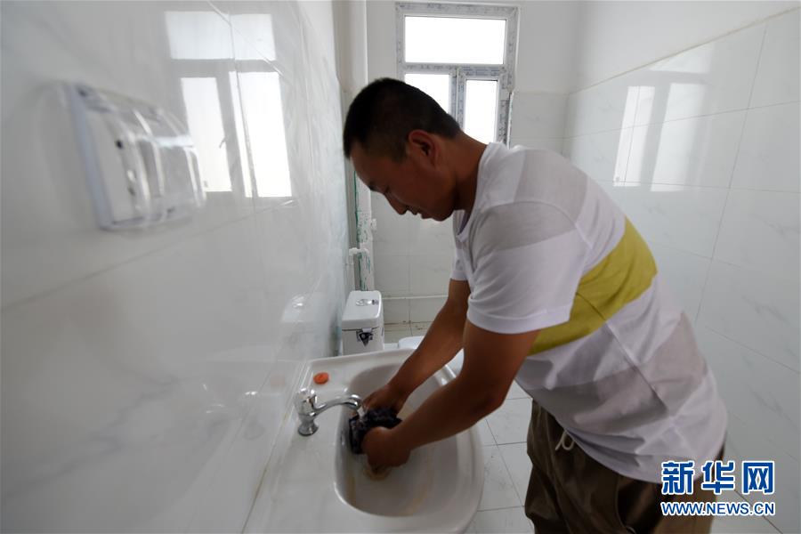 （新華全媒+）（23）千里“挪窩”，踏實(shí)開(kāi)啟新生活