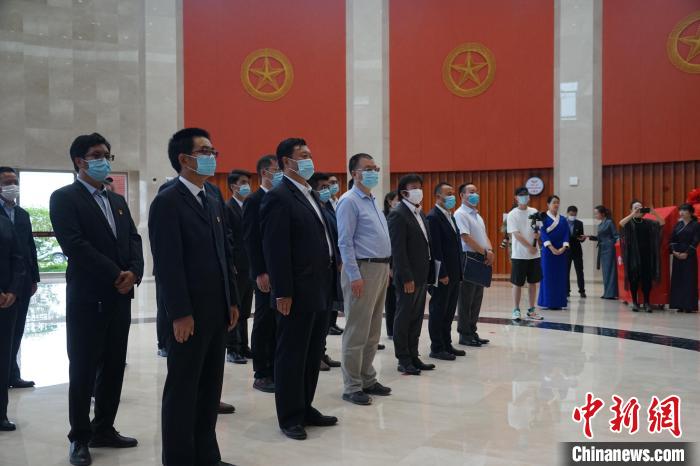 圖為掛牌儀式現(xiàn)場(chǎng)?！∨擞隄?攝