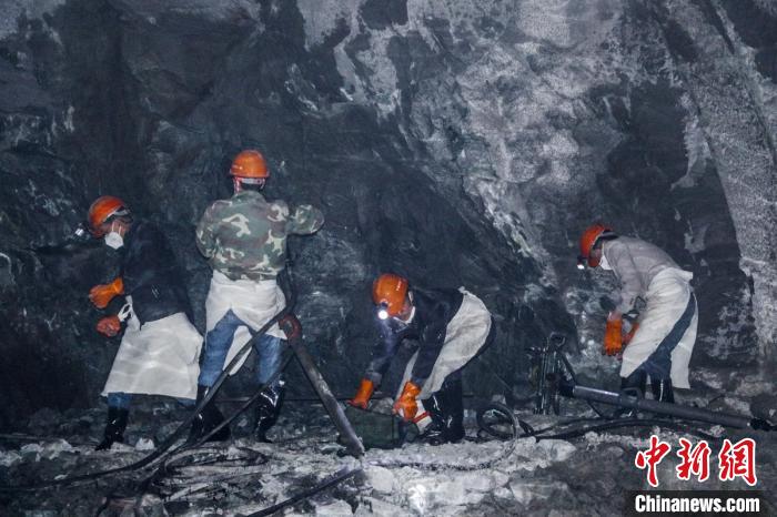 隧道開挖作業(yè)施工現(xiàn)場?！】蛋蛡髅焦﹫D