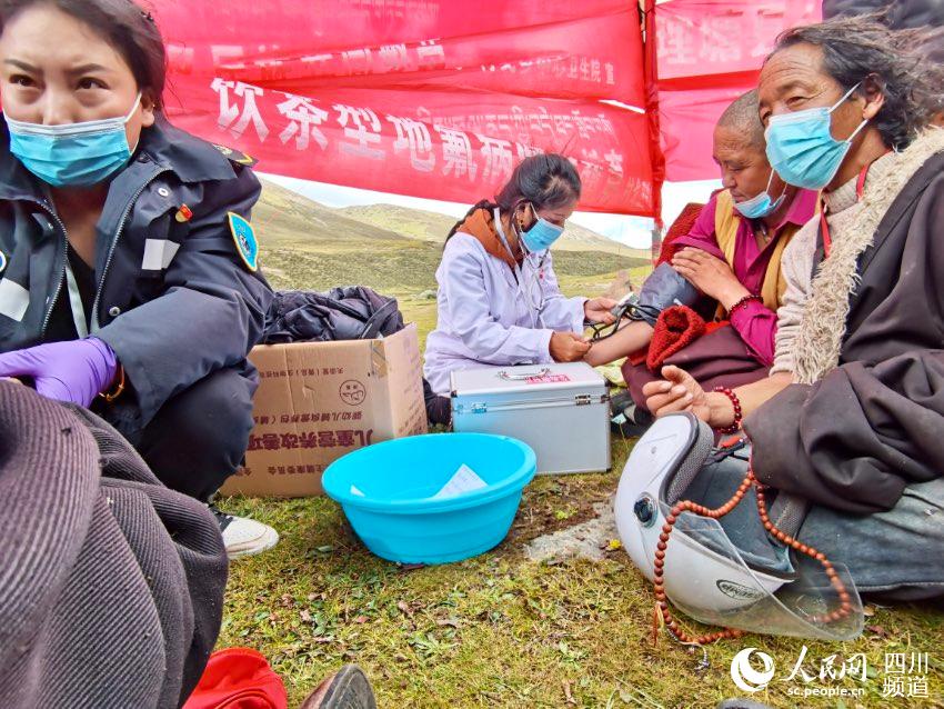 給牧民檢查身體。巴登攝