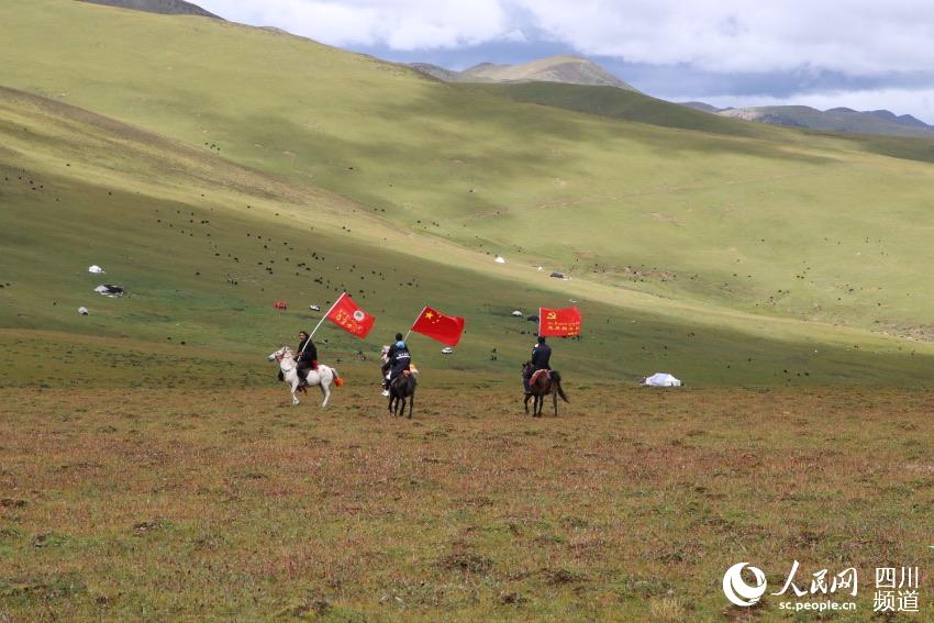 馬背宣講隊(duì)。巴登攝