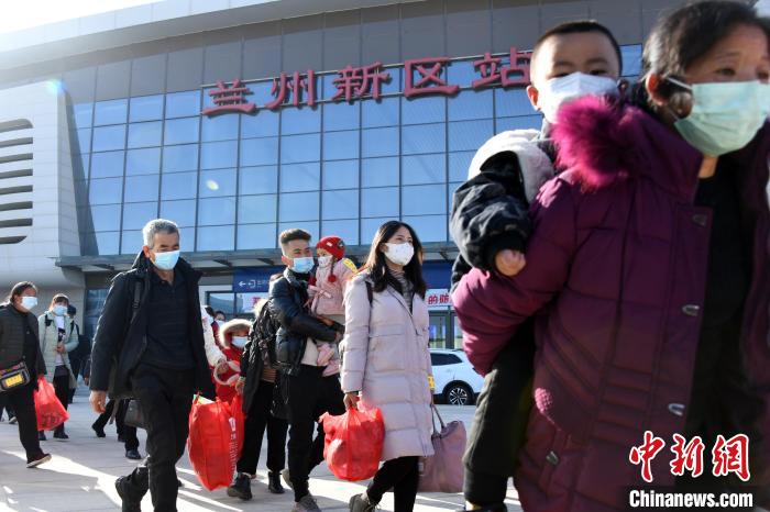 圖為搬遷民眾剛出火車站?！《P 攝