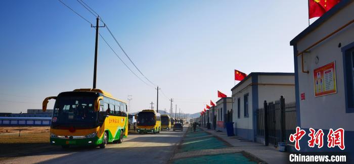 圖為搬遷民眾抵達(dá)安置區(qū)?！∥航ㄜ?攝