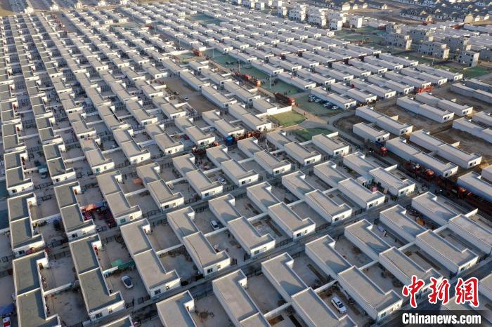 圖為蘭州新區(qū)移民安置區(qū)?！《P 攝