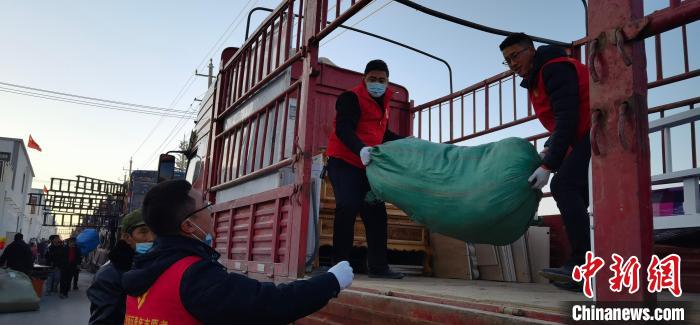 圖為志愿者幫忙搬運(yùn)家具等物資?！∥航ㄜ?攝