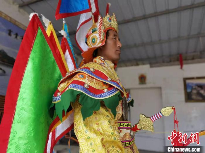 現(xiàn)年50歲的完代才讓換上藏戲服飾，拿著道具在舞臺(tái)上踱步高歌“南木特”藏戲《阿拉達(dá)姆》。　張婧 攝