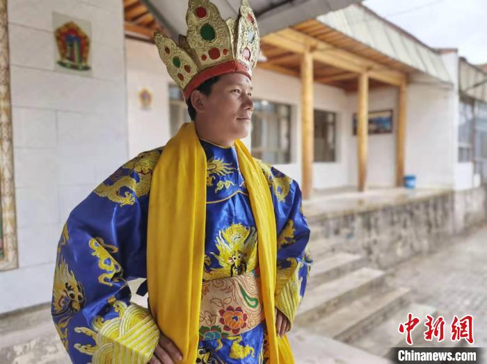 44歲楞本加飾演《智美更登》中的國(guó)王角色?！堟?攝