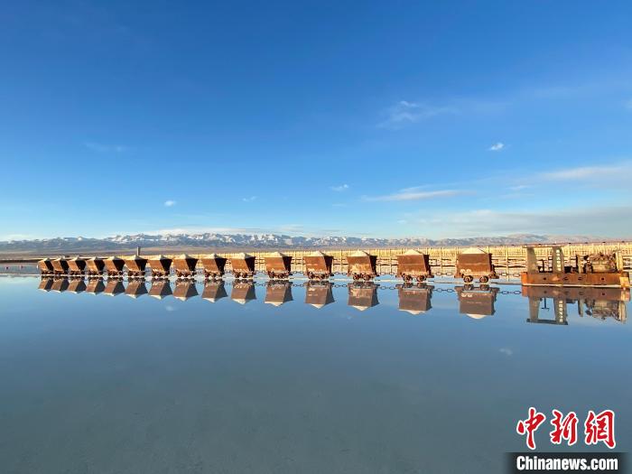 圖為小火車倒影在湖中，湖面如圖明鏡一般。　馬翔 攝