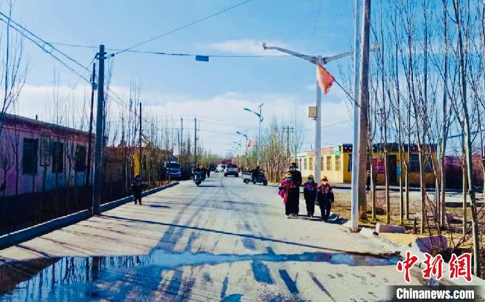 圖為黃河源昆侖社區(qū)馬路的一角?！「駹柲臼形麄鞑?供圖