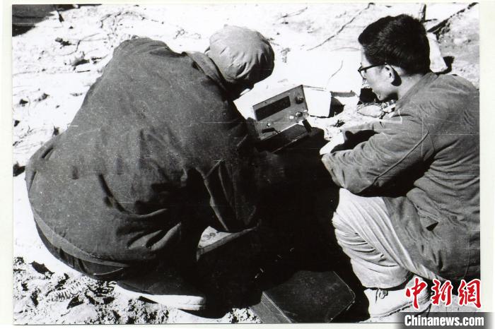 中鐵西北院科技工作者在風火山觀測站收集儀表數(shù)據。(資料圖) 中鐵西北科學研究院供圖