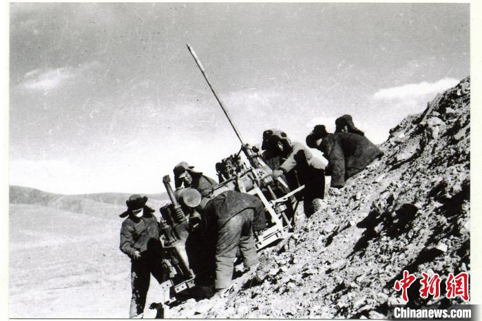 中鐵西北院科技工作者肩挑手扛運送地質鉆機。(資料圖) 中鐵西北科學研究院供圖