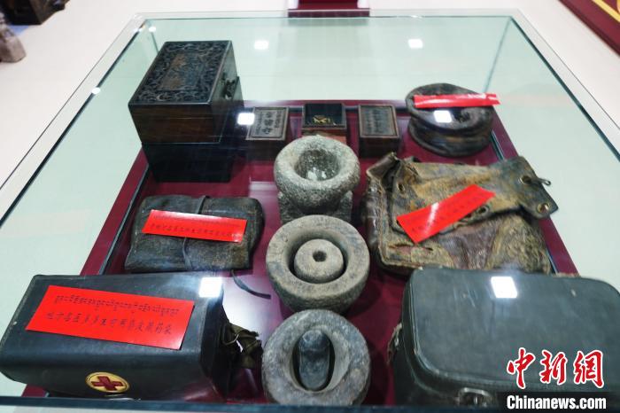 圖為藏醫(yī)傳統(tǒng)制藥石鍋石槽?！●R銘言 攝