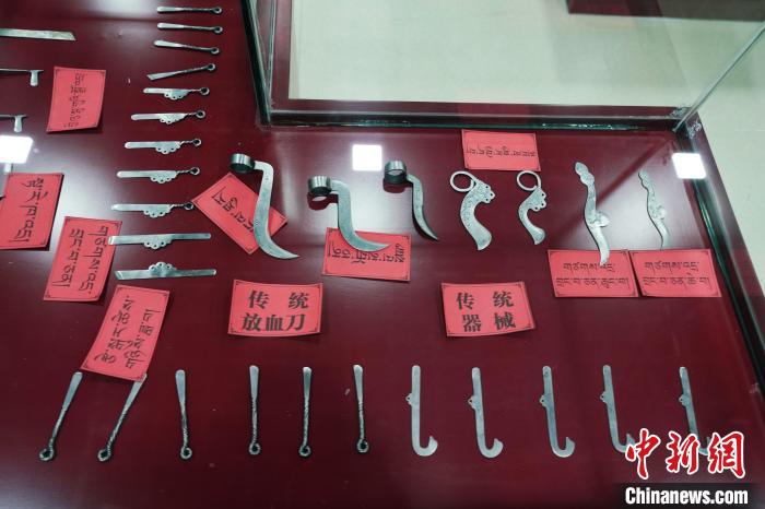 圖為藏醫(yī)古傳統(tǒng)醫(yī)療器械?！●R銘言 攝