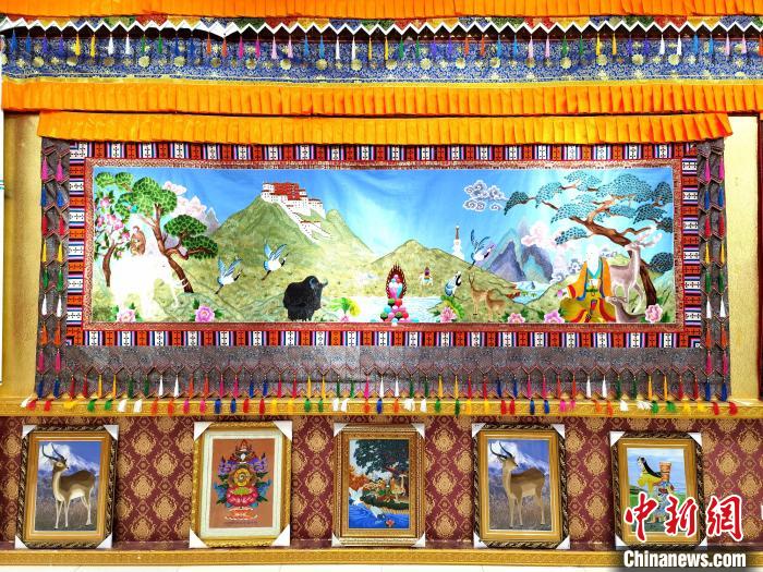 圖為藏繡作品?！∑钤鲚?攝