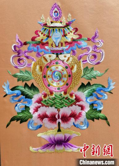 圖為藏繡作品?！∑钤鲚?攝