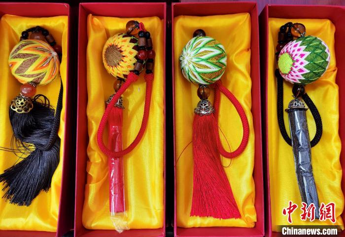 圖為藏繡手工藝品。　祁增蓓 攝