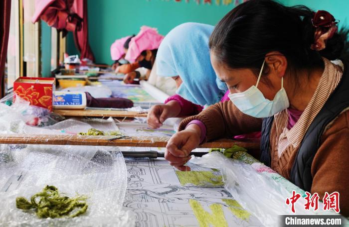 圖為繡娘正在進(jìn)行刺繡?！●R銘言 攝