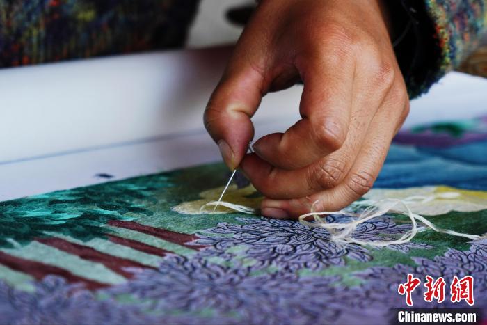 圖為“藏繡”細(xì)節(jié)圖?！●R銘言 攝