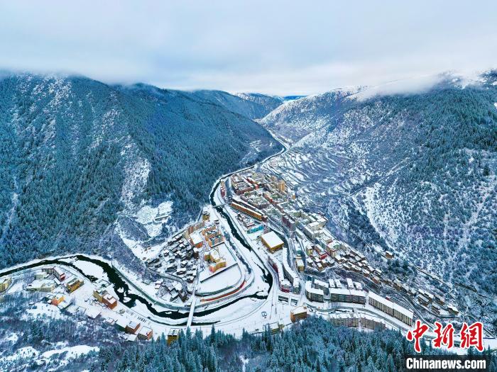 壤塘的雪后美景?！∪捞量h融媒體中心供圖