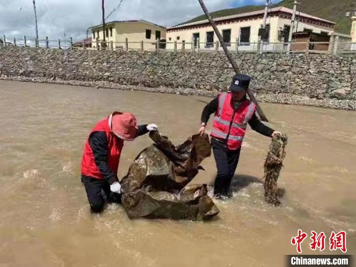 守護(hù)長江支流的青海“哈達(dá)義警”