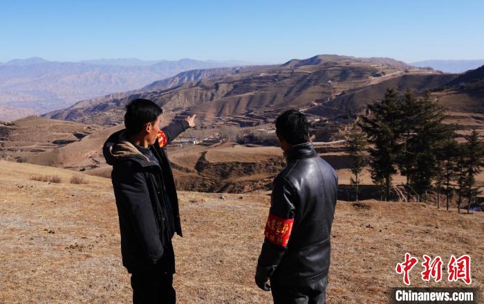 圖為桑杰加(左)和同事望向遠方?！●R銘言 攝