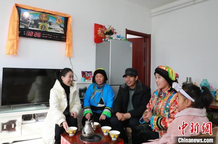 新家是兩層小樓房，一樓布置得充滿現(xiàn)代感，喝著藏式奶茶，一家人聊著今年春節(jié)怎么過?！《∷?攝