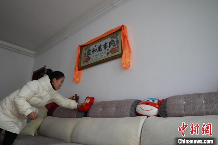 27日，春節(jié)將至，楊周馬草打掃房屋，拆洗沙發(fā)靠墊等?！《∷?攝
