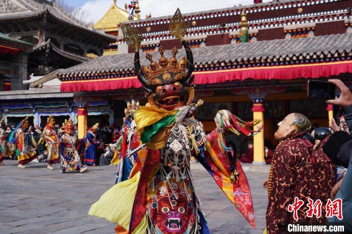 圖為塔爾寺僧侶進(jìn)行“跳欠”儀式?！●R銘言 攝