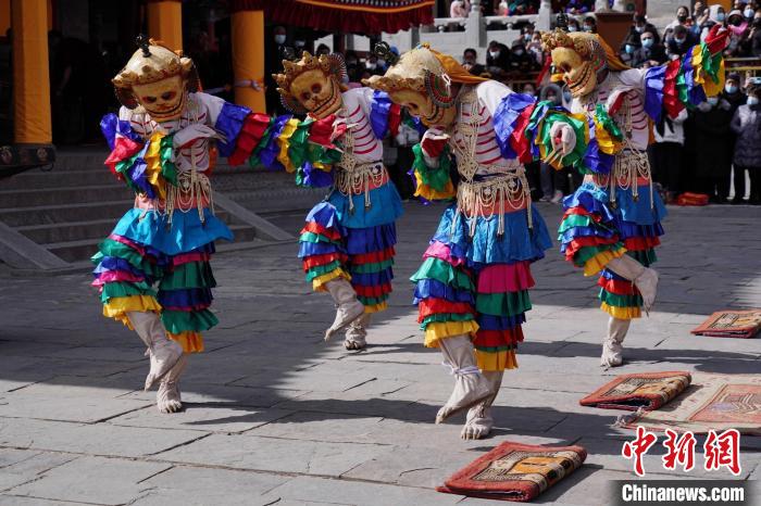 圖為塔爾寺僧侶進(jìn)行“跳欠”儀式。　馬銘言 攝