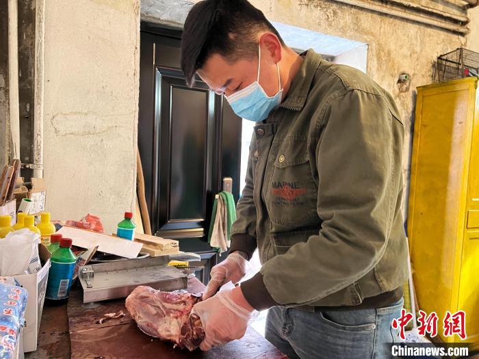 圖為雪豹“奶爸”史壽軍正在準(zhǔn)備投喂雪豹的食材?！●R銘言 攝