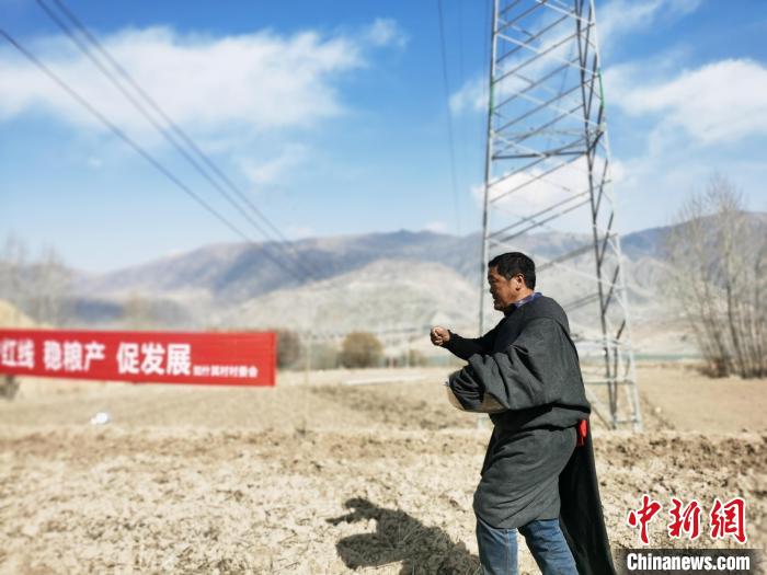 圖為藏族民眾撒種、施肥?！?zhí)砀?攝