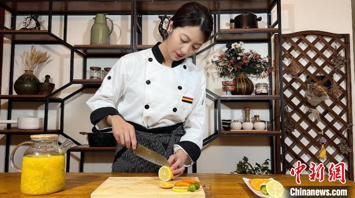 四川:“90后”藏族姑娘鉆研藏餐成美食博主吸引粉絲近40萬(wàn)