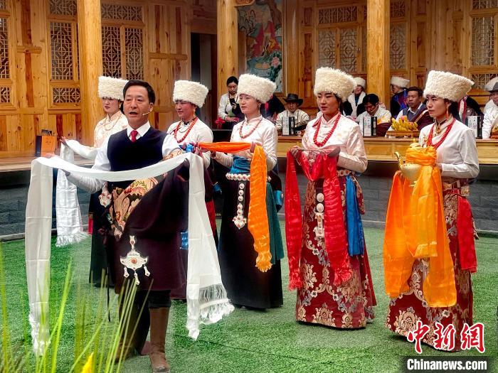 圖為“村晚”現(xiàn)場。　李玉峰 攝