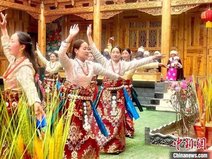 圖為藏族女性載歌載舞。　李玉峰 攝