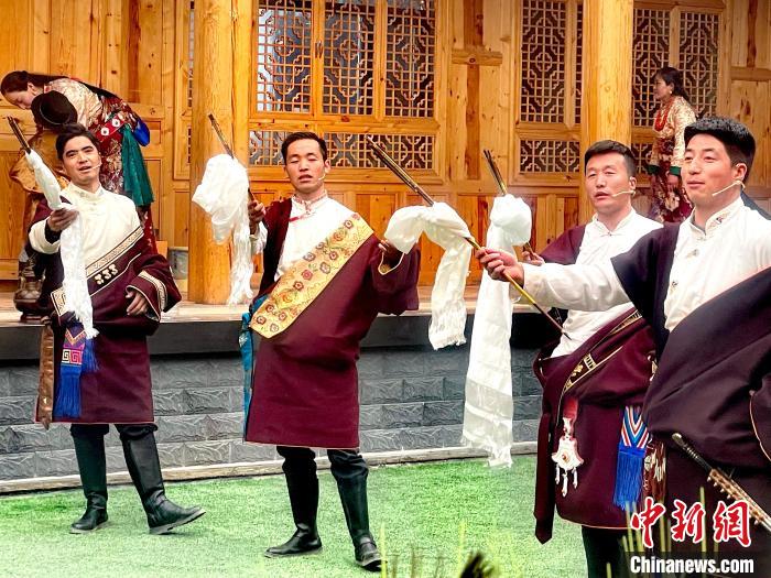 圖為藏族漢子表演節(jié)目?！±钣穹?攝