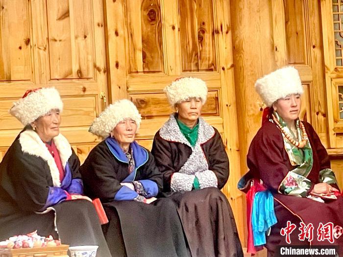 圖為藏族女性觀看“村晚”?！±钣穹?攝