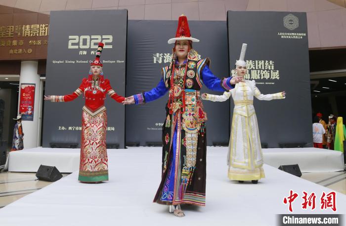 圖為模特展示蒙古族服飾?！●R銘言 攝