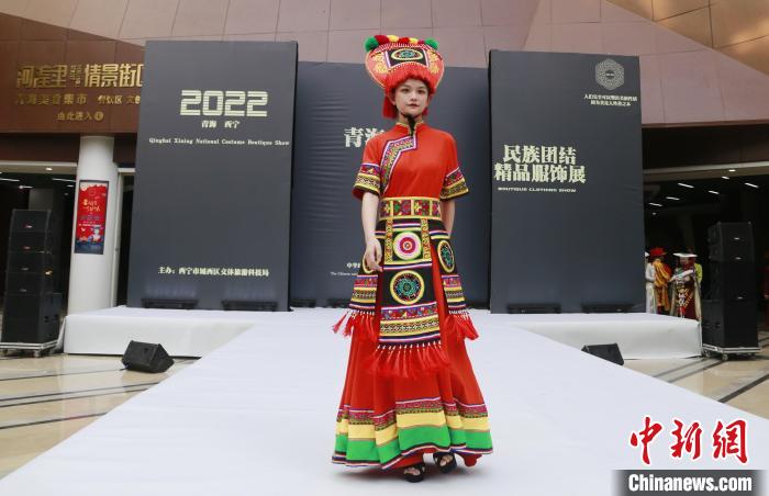 圖為模特展示土族服飾。　馬銘言 攝