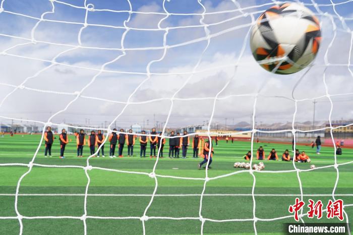 圖為孩子們進行射門訓練。　馬銘言 攝