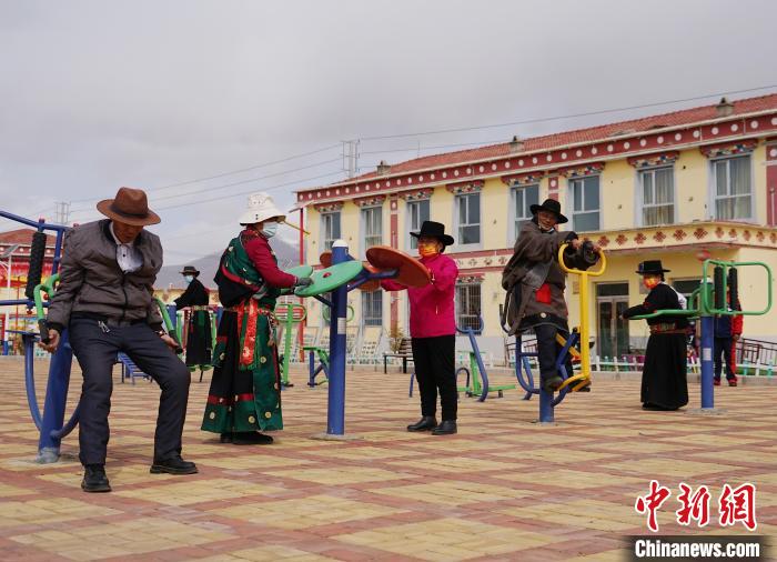 圖為老人們使用健身器材鍛煉身體?！●R銘言 攝