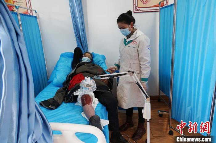 圖為敬老院醫(yī)生用藏藥為老人進(jìn)行治療?！●R銘言 攝