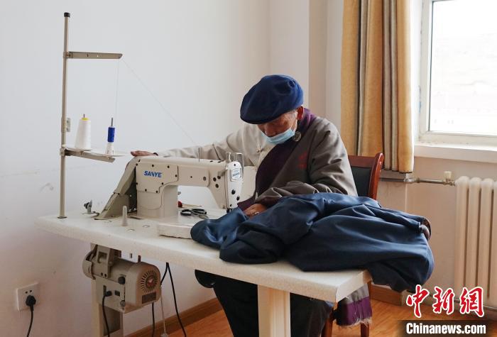 圖為敬老院老人使用縫紉機(jī)?！●R銘言 攝