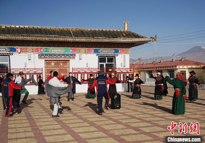 圖為老人們飯后跳起歡快的鍋莊舞蹈?！●R銘言 攝