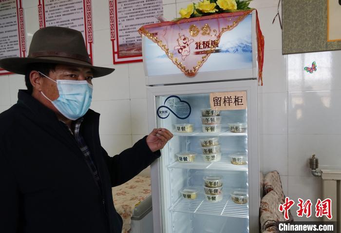 圖為敬老院院長德高介紹，老人們的三餐均有留樣記錄?！●R銘言 攝