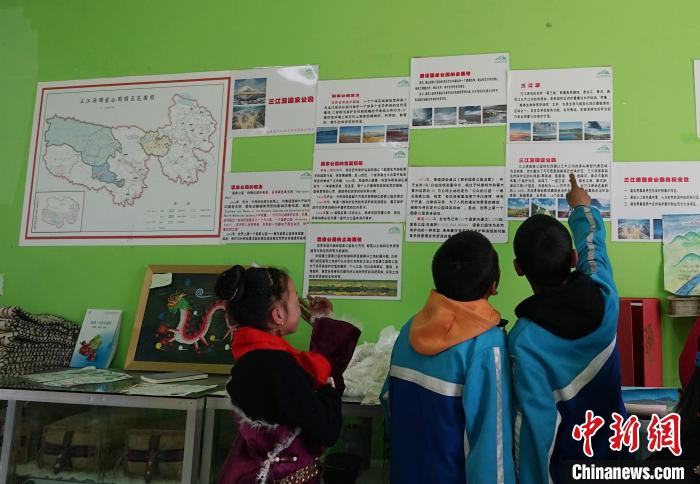 圖為學(xué)生在生態(tài)課堂上了解三江源國(guó)家公園知識(shí)?！●R銘言 攝