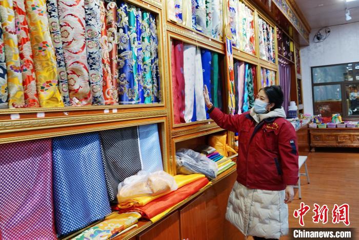 圖為員工清點布匹?！●R銘言 攝