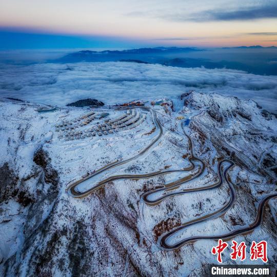 雪后的牛背山山頂和崎嶇的公路?！±顒P 攝
